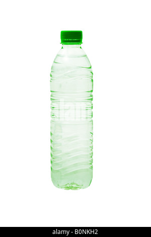 Pequeña botella de plástico de agua mineral aislada sobre blanco Fotografía  de stock - Alamy
