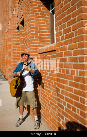 Músico Intérprete De Música. Instrumento De Cadena Musical. Guitarrista  Masculino. Tipo Tocar Guitarra. Canto De La Camiseta De Cu Imagen de  archivo - Imagen de barba, urbano: 195818733