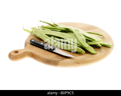 Maduras frescas materias crudas y haba verde verduras aisladas contra un fondo blanco con ningún pueblo y un trazado de recorte Foto de stock