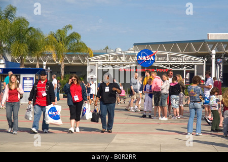 Los visitantes en el Complejo para Visitantes del Centro Espacial Kennedy en Cabo Cañaveral, Florida