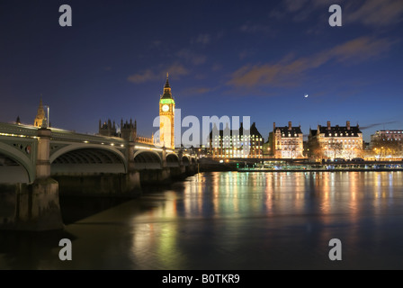 Río Támesis que fluye suavemente bajo el puente de Westminster con el Big Ben torre del reloj en el fondo. Foto de stock