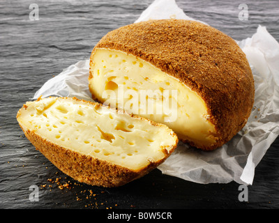 La Pucelle regional francesa de Normandía, queso de leche de vaca con licor de manzana de Fromagerie Maitre Pennec Foto de stock