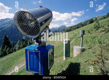 Cañón de arma de fuego o de nieve en una pista de esquí en verano, verdes pastizales alpinos, Alpes, Landeck, Tirol, Austria, Europa Foto de stock