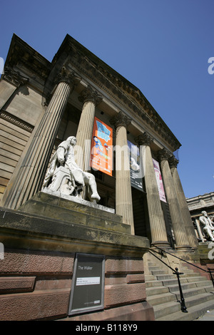 Ciudad de Liverpool, Inglaterra. Columnata principal entrada a la Galería de Arte Walker en Liverpool en la calle William Brown. Foto de stock
