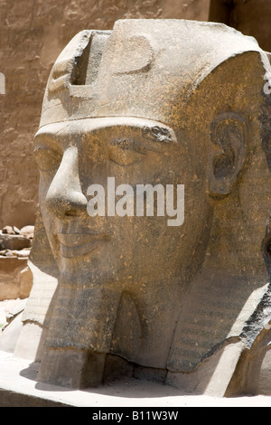 Estatua en la entrada al Templo de Luxor, Luxor, Valle del Nilo, Egipto Foto de stock