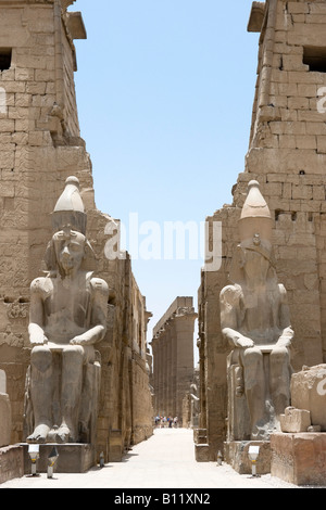 Colosos de Ramses II en la entrada al Templo de Luxor, Luxor, Valle del Nilo, Egipto Foto de stock