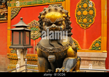 Templo tradicional guardián en una singular escultura en bronce dorado en la Ciudad Prohibida en Beijing China Foto de stock