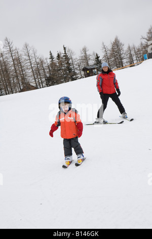 Niñito aprende a esquiar Foto de stock