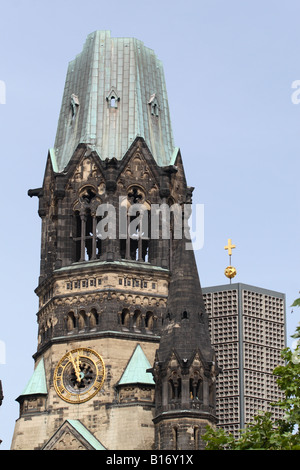 Berlín, Alemania el roto el chapitel de la iglesia memorial Kaiser Wilhelm bomba dañó en la II Guerra Mundial en Kurfurstendamm Foto de stock
