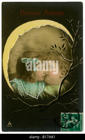Tradicional francés "Bonne Année" (Feliz Año Nuevo) saludo postal representando Niños besos (bajo la luna?) - 1910. Foto de stock