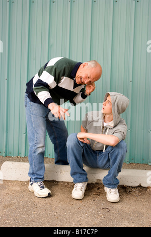 Abuelo y nieto escuchando música Foto de stock