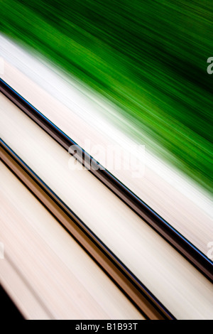 Vía del tren con el desenfoque de movimiento Foto de stock