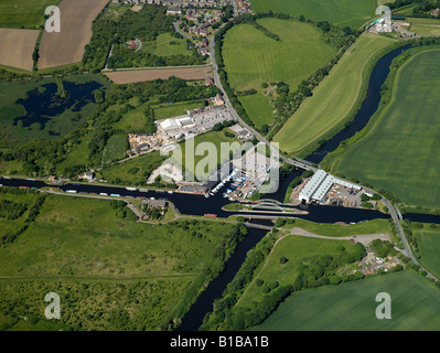 Canal y acueducto desde el aire, Stanley Ferry, Wakefield, West Yorkshire, en el norte de Inglaterra Foto de stock
