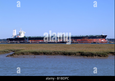 VLCC (muy grande) portador de crudo "Front Hampton' descarga en Esso Fawley Marine Terminal en Southampton, Inglaterra agua Foto de stock