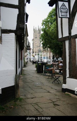 Castle Street, Warwick hacia la iglesia de Santa María, con el Oken Salones de té en primer plano Foto de stock