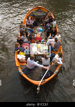Un barco turístico en el canal de Prinsengracht, en el br idge Leliegracht Jordaan, Amsterdam, Países Bajos Foto de stock