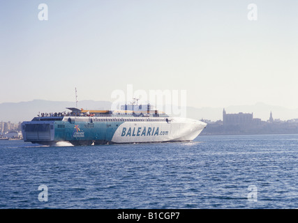 Temprano en la mañana de Balearia Fast Ferry de pasajeros desde el puerto de Palma de Mallorca, Baleares, España