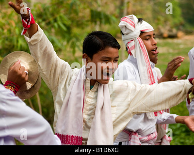 Los bailarines y músicos celebrando Rongali Bihu Asamés Año Nuevo en la India Foto de stock
