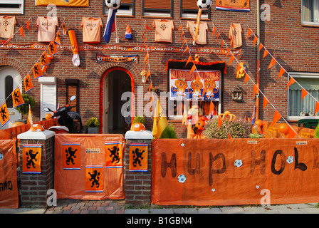 Dutch House está decorado con banderas de color naranja en apoyo del equipo nacional participa en el campeonato europeo de fútbol 2008