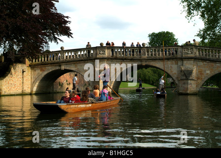 Punts del río Cam en la ciudad universitaria de Cambridge, Inglaterra Foto de stock
