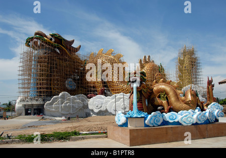 Chino/Thai dragon naga templo en construcción, Suphanburi/Suplan Buri, Tailandia Foto de stock