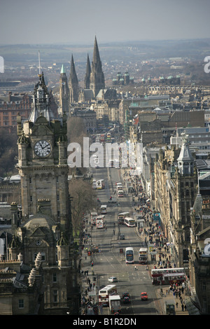 Ciudad de Edimburgo, Escocia. Vista aérea de la calle Princes Street mirando al occidente con el Balmoral Hotel Torre del reloj en primer plano.