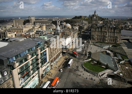 Ciudad de Edimburgo, Escocia. Vista de la calle Princes Street Princes Mall, el Hotel Balmoral y Calton Hill en el fondo.