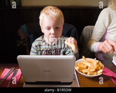 Boy watching dvd player e imágenes de alta resolución Alamy