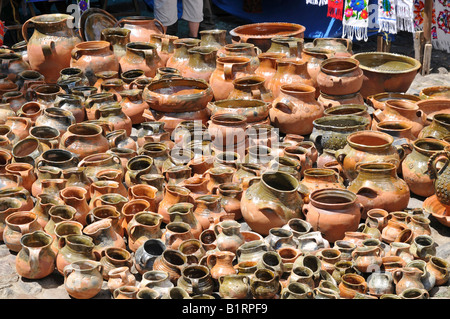 Ollas de barro vidriado para la venta en un puesto callejero en Guatemala  Fotografía de stock - Alamy