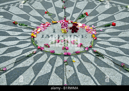 Adornado memorial de John Lennon, Strawberry Fields, Central Park, la ciudad de Nueva York, EE.UU. Foto de stock