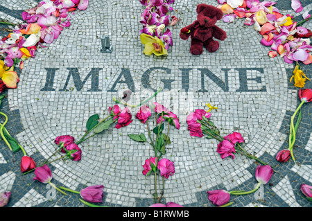 Adornado memorial de John Lennon, Strawberry Fields, Central Park, la ciudad de Nueva York, EE.UU. Foto de stock