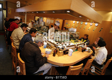 Típico bar de Sushi rotatorio en Asakusa Tokio JAPÓN Foto de stock