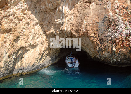 Viaje en barco a lo largo de la costa rocosa de la isla griega de Corfú (Mar Jónico) Foto de stock