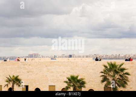 Alejandría, Egipto. Los turistas enjoyimng vista desde las murallas de Fort Qaitbey Foto de stock