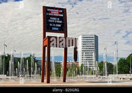 Acción de la ONG Handicap International exigiendo la firma del tratado para la prohibición de las bombas de racimo en Oslo, Ginebra, Suiza. Foto de stock