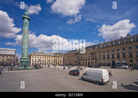 Place Vendome con columna encargado por Napoleón para conmemorar su victoria en Austerlitz en sol de primavera París Francia Foto de stock