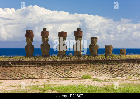 América del Sur Chile Rapa Nui Isla de Pascua Isla de Pascua playa de Anakena monolítico de piedra gigante estatuas moai de Ahu Nau Nau Foto de stock
