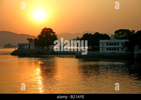 Las magníficas puestas de sol sobre el Lago Pichola, Udaipur, Rajasthan, India Foto de stock