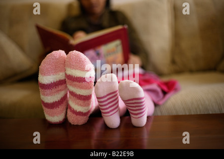 Madre India 30s e hija de raza mixta 4 leer un libro llevaba calcetines de rayas rosa