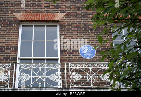English Heritage placa azul marcando una antigua casa del escritor Siegfried Sassoon, ubicado en campden hill Square, Londres, Inglaterra Foto de stock