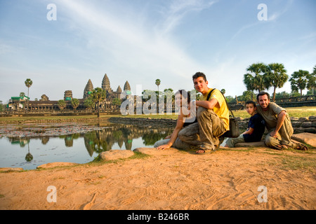 Familia visitando el templo de Angkor Wat en Siem Reap, Camboya sunset