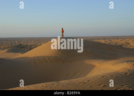 Hombre de pie en lo alto de una duna de arena, todoterreno 4x4 Tour del desierto del Sáhara, Bebel Tembain zona, Sahara, Túnez, África, Sr.