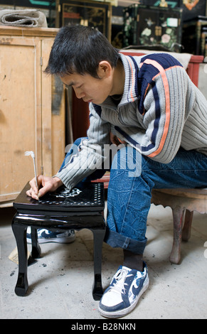 Marquetería artesano en el trabajo sobre la mesa de laca en el souvenir y fábrica de muebles, Xian, China Foto de stock
