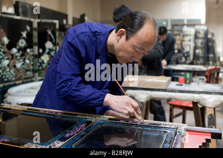 Marquetería artesano en el trabajo sobre laca fire pantalla en souvenirs y fábrica de muebles, Xian, China Foto de stock