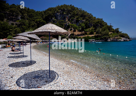 Sombrillas en la playa de guijarros de Cinar Akyaka Turquía Foto de stock
