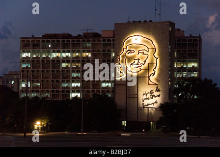 Ernesto Che Guevara la escultura de acero en el edificio del Ministerio del Interior en la Plaza de la revolución en el Vedado La Habana. Foto de stock