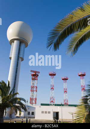 Torres de antenas de radar y de comunicaciones en el aeropuerto de Málaga, España Foto de stock