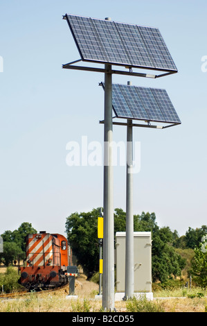 Una vista de dos grandes paneles solares utilizan para señales de alimentación y equipos de seguridad asociados con el cruce ferroviario Foto de stock