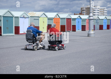 Mobility scooter par en el paseo marítimo Foto de stock