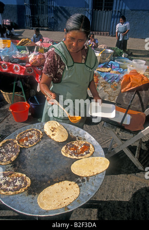 Tortillas mexicanas hechas a mano: Mujer con prensa tradicional de tortillas  prensadas en México Fotografía de stock - Alamy